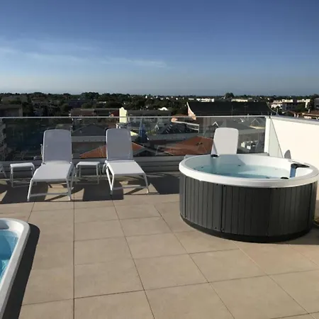 Stylish With Rooftop Pool 비비오네