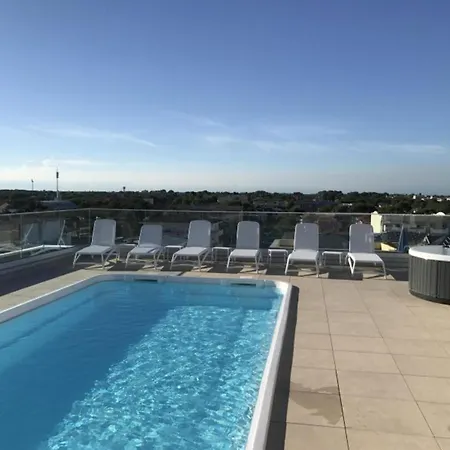 Stylish With Rooftop Pool 비비오네
