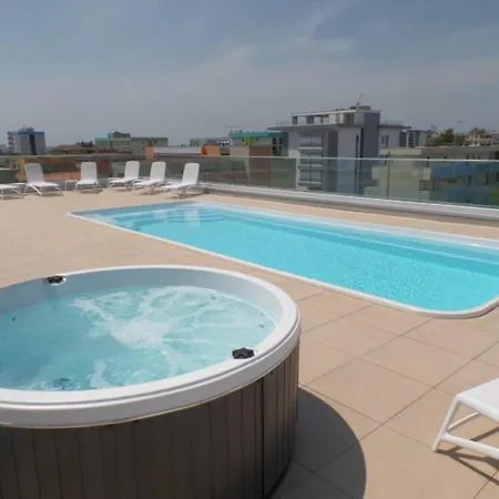 Stylish With Rooftop Pool Μπιμπιόνε